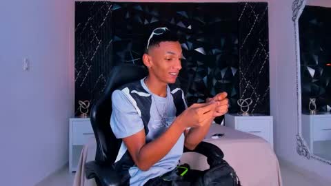 Snapshot of juliensaint_ chatting on February 17, 2026, 12:34 pm Julien online show from February 17, 2026, 12:34 pm