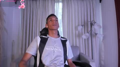 Snapshot of juliensaint_ chatting on April 19, 2026, 10:01 pm Julien online show from April 19, 2026, 10:01 pm