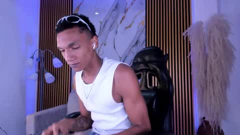 Snapshot of juliensaint_ chatting on April 22, 2026, 11:45 am Julien online show from April 22, 2026, 11:45 am