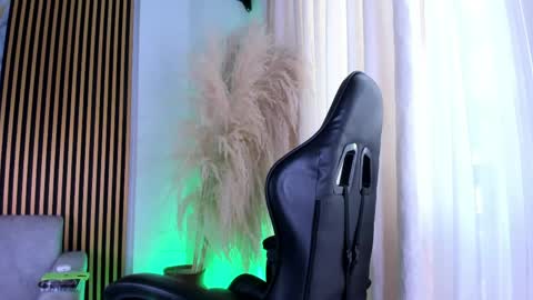 Snapshot of juliensaint_ chatting on May 6, 2026, 12:43 pm Julien online show from May 6, 2026, 12:43 pm