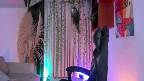 Snapshot of juliensaint_ chatting on May 12, 2026, 11:18 am Julien online show from May 12, 2026, 11:18 am