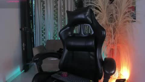 Snapshot of juliensaint_ chatting on May 13, 2026, 11:18 am Julien online show from May 13, 2026, 11:18 am