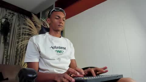 Snapshot of juliensaint_ chatting on May 15, 2026, 11:28 am Julien online show from May 15, 2026, 11:28 am
