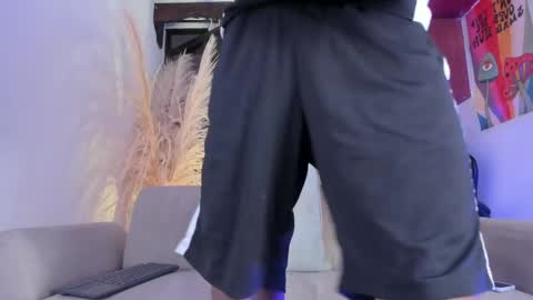 Snapshot of juliensaint_ chatting on May 17, 2026, 12:01 pm Julien online show from May 17, 2026, 12:01 pm
