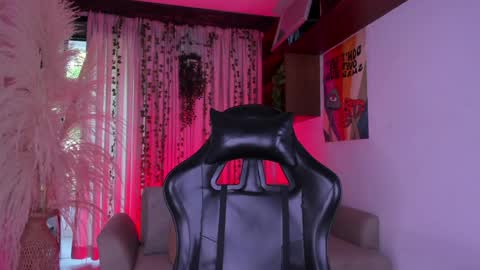 Snapshot of juliensaint_ chatting on May 18, 2026, 11:49 am Julien online show from May 18, 2026, 11:49 am