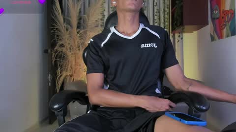 Snapshot of juliensaint_ chatting on May 21, 2026, 10:44 am Julien online show from May 21, 2026, 10:44 am