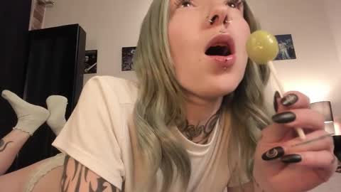 juliet_sourire online show from February 13, 2025, 2:12 am