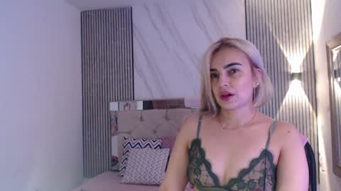 julieta__fox_ online show from April 5, 2026, 1:36 am