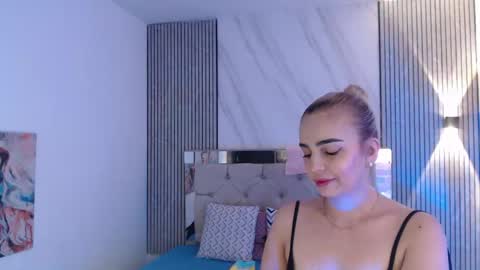 julieta__fox_ online show from April 15, 2026, 3:02 am