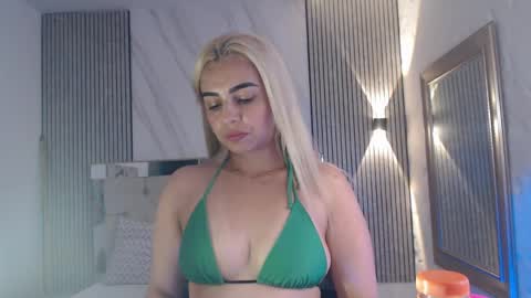 julieta__fox_ online show from June 5, 2026, 6:35 pm