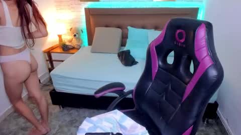 Snapshot of julieth_love_ chatting on October 6, 2025, 12:57 pm Julieth online show from October 6, 2025, 12:57 pm