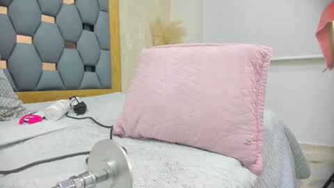 juliette_pretty_ online show from March 18, 2026, 9:40 pm