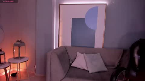 Juliette Moreau online show from April 17, 2026, 7:17 pm