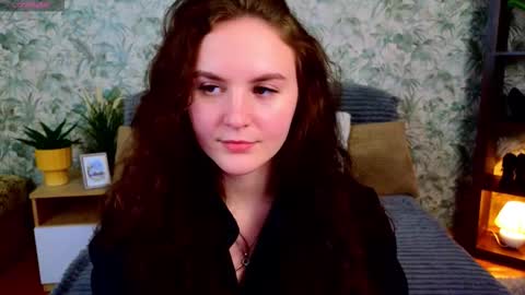 Julia online show from November 25, 2025, 5:13 pm