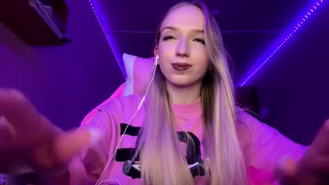 Snapshot of julissariecke chatting on October 4, 2025, 4:38 pm Sofie online show from October 4, 2025, 4:38 pm