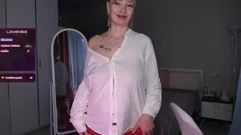 Snapshot of julvilnet chatting on November 6, 2025, 5:52 am Julia online show from November 6, 2025, 5:52 am