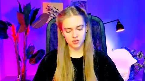 junewoods online show from November 27, 2025, 6:15 am