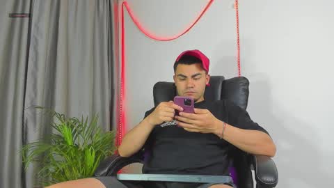 Snapshot of kalivan_voinesscu chatting on December 1, 2025, 8:08 am K A L I online show from December 1, 2025, 8:08 am