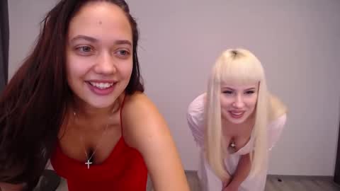 Kamilla blonde Karoline brunette online show from November 15, 2025, 10:23 am