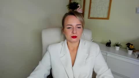 Snapshot of karenenergy chatting on December 3, 2025, 6:32 am Karenenergy online show from December 3, 2025, 6:32 am