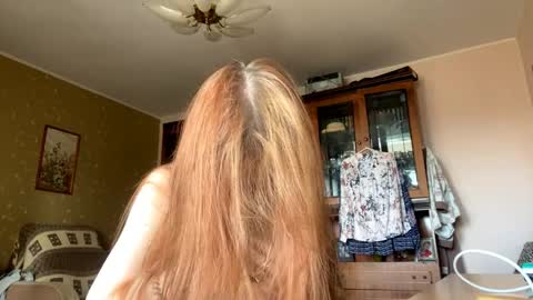 Snapshot of karinamuccia chatting on April 4, 2026, 8:01 am Karina online show from April 4, 2026, 8:01 am