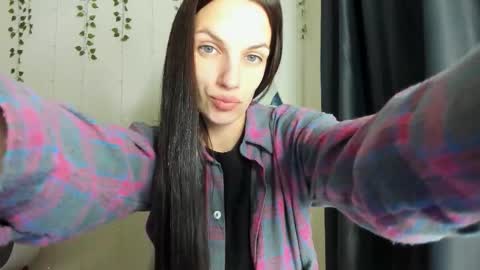 karla_lim online show from October 6, 2025, 11:07 am