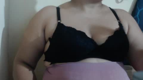 karolbb21 online show from April 17, 2026, 2:31 pm