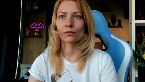 Snapshot of karoline121 chatting on March 24, 2026, 5:45 am karoline121 online show from March 24, 2026, 5:45 am