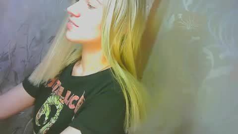 Snapshot of karolynafox chatting on September 12, 2025, 8:14 am Caroline Fox online show from September 12, 2025, 8:14 am