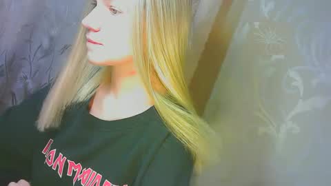 Snapshot of karolynafox chatting on September 18, 2025, 9:22 am Caroline Fox online show from September 18, 2025, 9:22 am