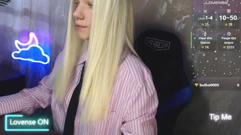 Snapshot of karolynafox chatting on March 29, 2026, 7:52 am Caroline Fox online show from March 29, 2026, 7:52 am