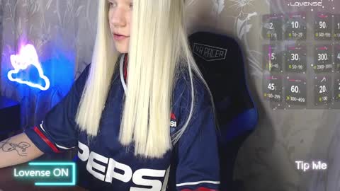 Snapshot of karolynafox chatting on April 1, 2026, 9:43 am Caroline Fox online show from April 1, 2026, 9:43 am