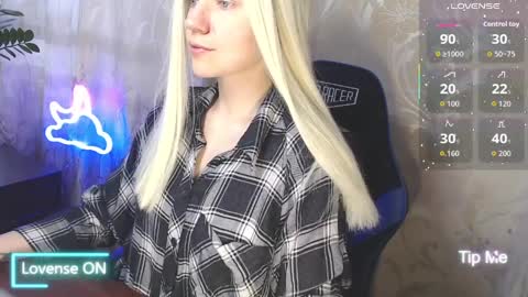 Snapshot of karolynafox chatting on April 2, 2026, 9:29 am Caroline Fox online show from April 2, 2026, 9:29 am