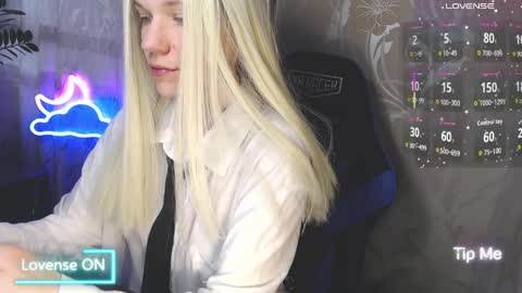 Snapshot of karolynafox chatting on April 4, 2026, 7:39 am Caroline Fox online show from April 4, 2026, 7:39 am