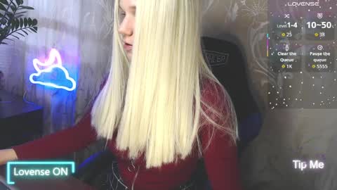 Snapshot of karolynafox chatting on April 5, 2026, 6:54 am Caroline Fox online show from April 5, 2026, 6:54 am