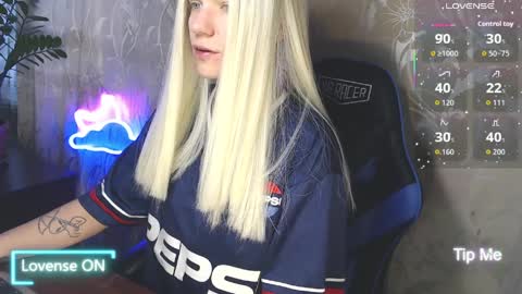 Snapshot of karolynafox chatting on April 9, 2026, 9:15 am Caroline Fox online show from April 9, 2026, 9:15 am