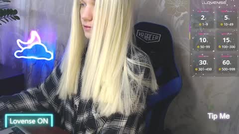 Snapshot of karolynafox chatting on April 10, 2026, 7:35 am Caroline Fox online show from April 10, 2026, 7:35 am