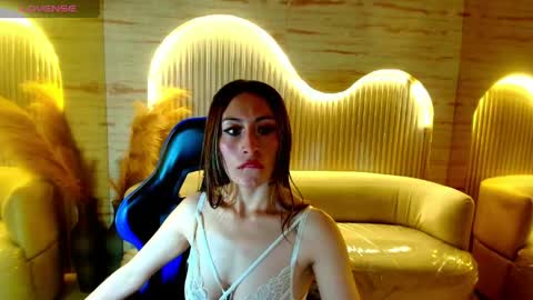 Snapshot of katalina_r chatting on May 14, 2026, 8:37 pm Katalina online show from May 14, 2026, 8:37 pm