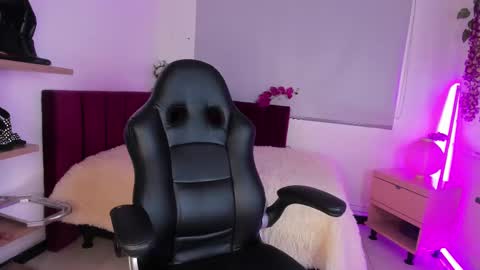 Snapshot of kate_crown chatting on February 14, 2025, 12:36 pm Kate Crown online show from February 14, 2025, 12:36 pm