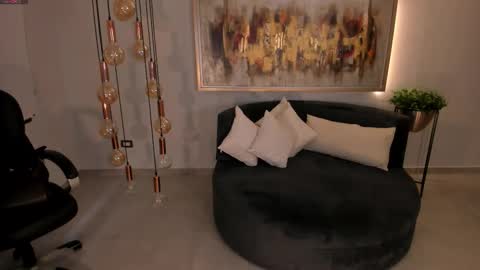 K A T E  online show from September 8, 2025, 3:22 pm