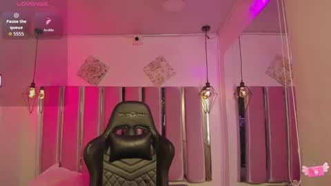 Snapshot of katia_ws chatting on October 23, 2025, 12:04 pm KATIA online show from October 23, 2025, 12:04 pm