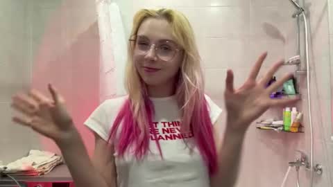 Snapshot of katrinsweets19 chatting on December 16, 2025, 6:24 pm Katrin online show from December 16, 2025, 6:24 pm