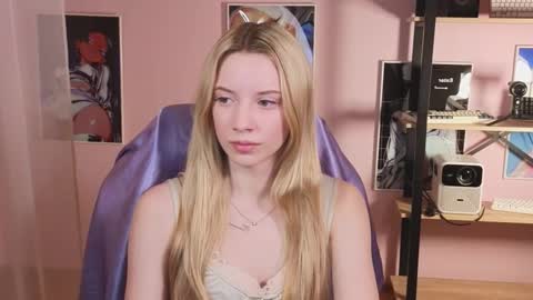 katt_yy online show from November 14, 2025, 5:28 am