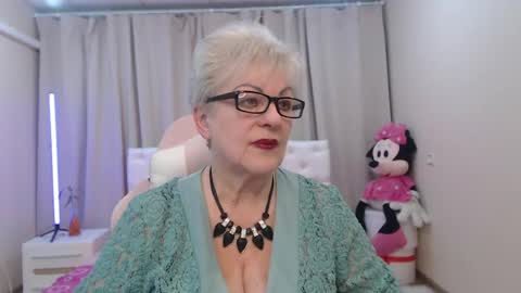Snapshot of kaylesmoll chatting on May 9, 2026, 6:35 pm kaylesmoll online show from May 9, 2026, 6:35 pm
