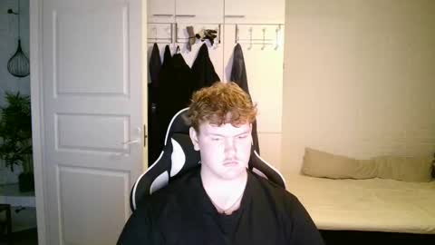 Snapshot of kayttajaviides5 chatting on October 23, 2025, 8:13 am Aatu online show from October 23, 2025, 8:13 am