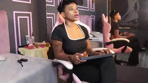 kelly__thomson online show from July 7, 2026, 1:15 pm