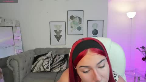 Snapshot of kendaall_jenner chatting on February 18, 2025, 4:26 am Kendall Jenner online show from February 18, 2025, 4:26 am