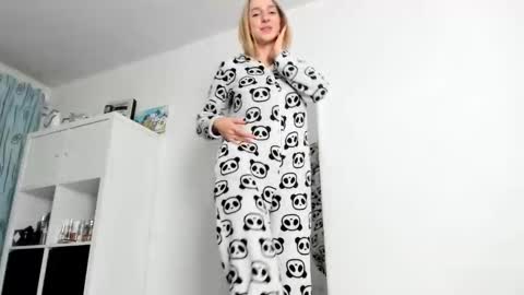 Kenzie online show from October 25, 2025, 3:47 am