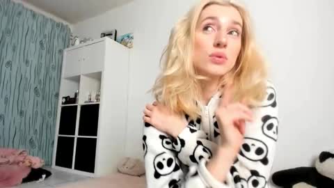 Kenzie online show from November 8, 2025, 4:56 am