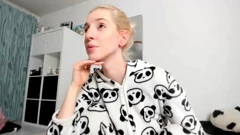 Kenzie online show from November 9, 2025, 4:22 am